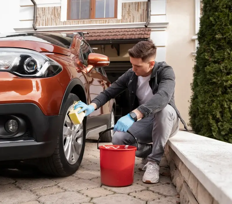 Lavage auto à domicile Curçay-sur-Dive : professionnel intervenant sur un véhicule